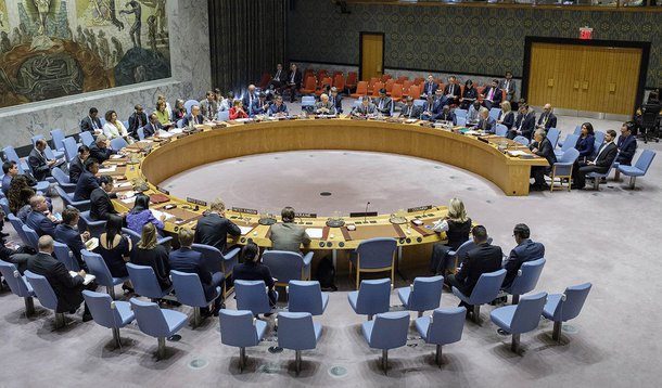 O Conselho de Segurança da ONU (Organização das Nações Unidas) impôs nesta segunda-feira (11), com uma decisão unânime, novas sanções contra a Coreia do Norte; decisão ocorre após o sexto - e mais poderoso - teste nuclear do país, realizado em 3 de setembro; com a decisão, a ONU proíbe a Coreia do Norte de importar todos os líquidos de gás natural e condensados, enquanto reduz as importações de petróleo bruto ao nível dos últimos 12 meses, e limita a importação de produtos petrolíferos refinados para 2 milhões de barris por ano