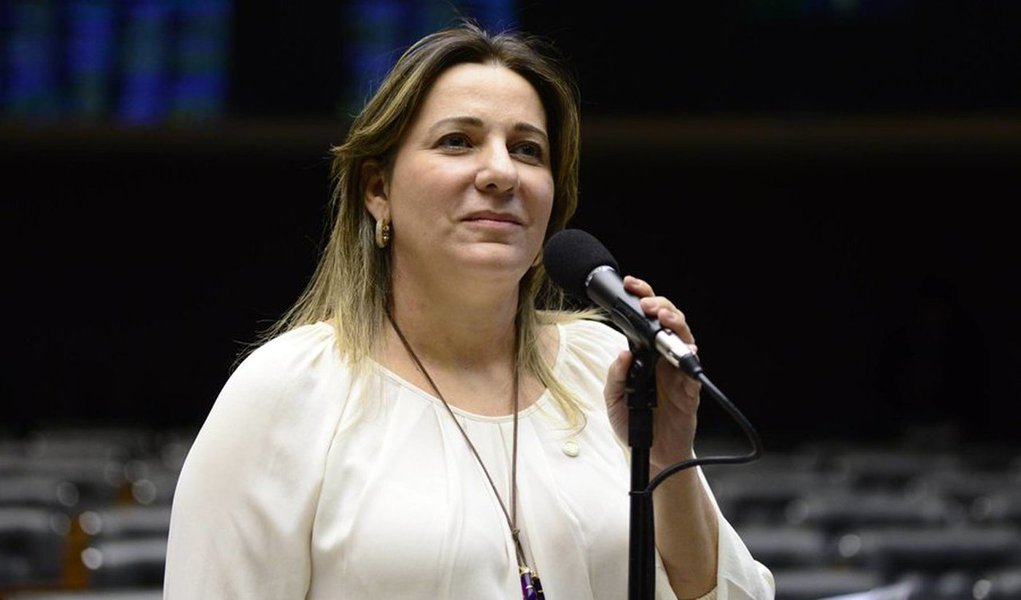 A deputada federal Dulce Miranda (PMDB) se manifestou sobre os mandados de busca e apreensão que ocorreram em sua casa, em Palmas, no apartamento funcional, em Brasília, e em seu Gabinete Parlamentar na Câmara dos Deputados; a parlamentar foi alvo da 6ª Fase da Operação Ápia, da PF, e afirmou que não houve condução coercitiva; “Destaco que respeito o trabalho do Poder Judiciário e da Polícia, entretanto desconheço o teor do processo e da investigação. Estou à disposição da Justiça para esclarecer todos os fatos necessários. Tenho todo o interesse em demonstrar a minha clara e absoluta inocência”