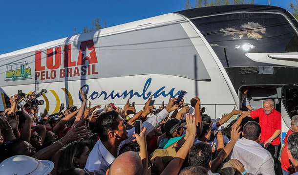 Em mais uma etapa de sua caravana pelo Nordeste, desta vez em Nossa Senhora da Glória, Sergipe, o ex-presidente Luiz Inácio Lula da Silva reagiu indignado à notícia de que o governo Temer pretende vender a participação da União no capital da Eletrobras; "Eu preciso provar para essas pessoas que a gente não tem que vender a Petrobras, a BR Distribuidora, não tem que fechar a indústria naval, vender a Eletrobras, a gente tem é que criar vergonha na cara e trabalhar porque esse país pode ser muito melhor", discursou; Lula reforçou que, "se a justiça deixar" que ele seja candidato, ele vai "ganhar e fazer mais"; petista anunciou ainda que, além do Nordeste, vai viajar por outras regiões do País