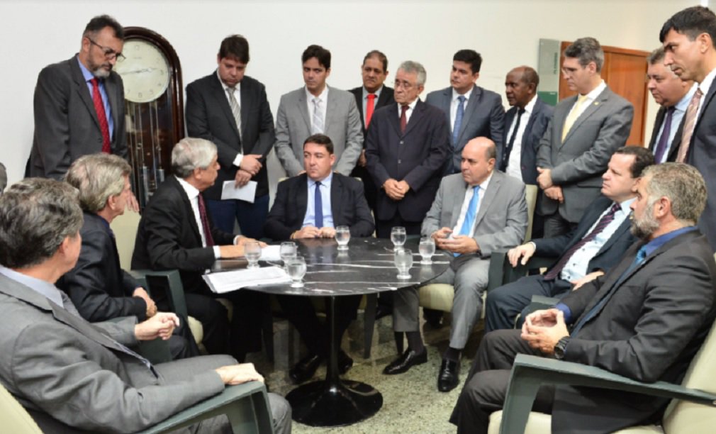 O presidente da Assembleia Legislativa, deputado José Vitti (PSDB), recebeu o presidente do Tribunal de Justiça do Estado (TJ-GO), desembargador Gilberto Marques Filho, que entregou do projeto de lei que prevê a reformulação dos serviços extrajudiciais no Estado, com a criação de novos cartórios; de acordo com o Tribunal de Justiça, existem 564 serventias extrajudiciais em Goiás, onde 147 delas são objeto da reestruturação, número que, ao término do processo, totalizará 233 unidades de atendimento extrajudicial