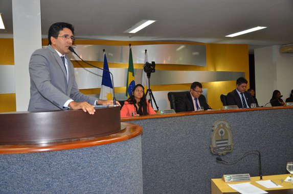 A redução das linhas de transporte coletivo aos domingos na capital foi um dos assuntos que marcou a sessão desta terça-feira, 04 na Câmara Municipal de Palmas; vereador professor Junior Geo (PROS) manifestou sua indignação na tribuna; "Após o anúncio do aumento que promete melhorar o transporte coletivo, nos deparamos com a redução de linhas aos domingos. Eu me pergunto: onde vamos chegar? ", questionou; Geo recebeu apoio dos vereadores da base do executivo, Laudecy Coimbra (SD) e Filipe Fernandes (PSDC). Ambos questionaram a redução das linhas e se posicionaram contrários