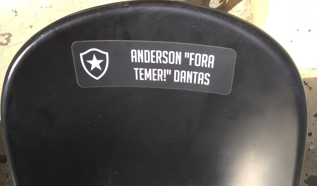 Definitivamente, o futebol não é mais o “ópio do povo”; prova disso foi dada no Estádio Nilton Santos, no Rio, administrado pelo Botafogo; um torcedor do glorioso aderiu ao plano de customização do Niltão, que dá direito a colocar o nome na cadeira por R$ 50,00; de maneira inusitada o torcedor mandou personalizar com os seguintes dizeres: “Anderson ‘Fora, Temer’ Dantas”; ou seja, o amor ao clube serviu para Anderson demonstrar a sua insatisfação com o rumo que tem sido dado ao país pelo ‘mordomo de filme de terror de quinta categoria’
