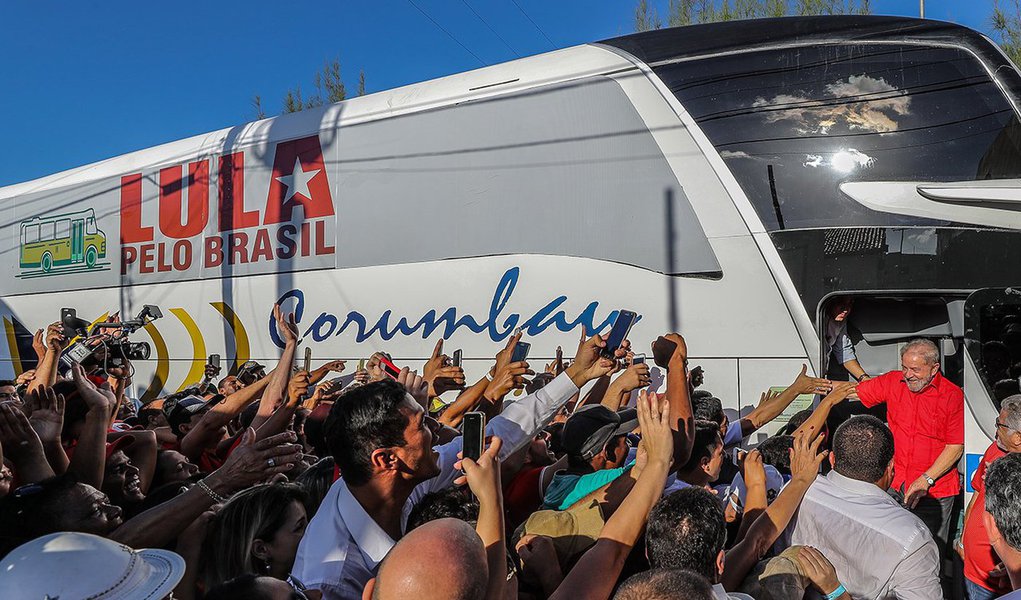 Em mais uma etapa de sua caravana pelo Nordeste, desta vez em Nossa Senhora da Glória, Sergipe, o ex-presidente Luiz Inácio Lula da Silva reagiu indignado à notícia de que o governo Temer pretende vender a participação da União no capital da Eletrobras; "Eu preciso provar para essas pessoas que a gente não tem que vender a Petrobras, a BR Distribuidora, não tem que fechar a indústria naval, vender a Eletrobras, a gente tem é que criar vergonha na cara e trabalhar porque esse país pode ser muito melhor", discursou; Lula reforçou que, "se a justiça deixar" que ele seja candidato, ele vai "ganhar e fazer mais"; petista anunciou ainda que, além do Nordeste, vai viajar por outras regiões do País