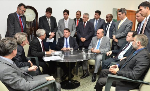 O presidente da Assembleia Legislativa, deputado José Vitti (PSDB), recebeu o presidente do Tribunal de Justiça do Estado (TJ-GO), desembargador Gilberto Marques Filho, que entregou do projeto de lei que prevê a reformulação dos serviços extrajudiciais no Estado, com a criação de novos cartórios; de acordo com o Tribunal de Justiça, existem 564 serventias extrajudiciais em Goiás, onde 147 delas são objeto da reestruturação, número que, ao término do processo, totalizará 233 unidades de atendimento extrajudicial