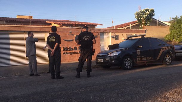 A Polícia Federal deflagrou na manhã desta sexta-­feira (28) a 4ª fase da Operação Ápia em Palmas; deputado estadual Eduardo Siqueira Campos foi conduzido à sede da PF logo cedo, onde presta esclarecimentos; policiais também cumpriram mandado de busca e apreensão de documentos no escritório de advocacia de Renan Bezerra de Melo Pereira, filho do procurador geral do Ministério Público Estadual, Clenan Renaut de Melo; a operação investiga uma organização criminosa que, supostamente, fraudava licitações públicas e execução de contratos administrativos celebrados para a terraplanagem e pavimentação asfáltica em 29 rodovias estaduais