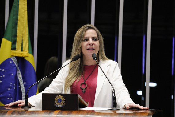 De acordo com a deputada federal Luizianne Lins, o PT “não vai abrir mão da vaga” ao Senado na chapa de Camilo Santana (PT) por decisão da Executiva Nacional do partido. Ela rebateu o chefe da Casa Civil do Governo, Nelson Martins (PT), que retirou-se da disputa para ampliar o raio de apoio à reeleição de Camilo. “Se o Nelson não é mais candidato, temos o José Pimentel - atual dono do cargo -, o Guimarães e eu”, disse