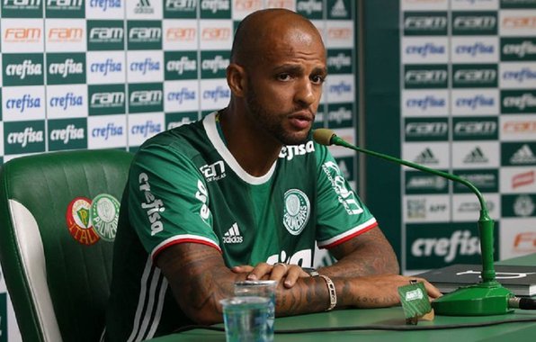 Famoso pelas polêmicas dentro e fora de campo, o meia Felipe Melo causou repercussão mais uma vez nas redes sociais; na manhã desta segunda-feira, feriado do Dia do Trabalhador, o jogador do Palmeiras gravou um vídeo na saída da Academia de Futebol demonstrando apoio ao deputado federal Jair Bolsonaro (PSC-RJ); "Posso falar uma coisinha? Deus abençoe todos os trabalhadores e pau nos vagabundos. Bolsonaro neles!", declarou o camisa 30