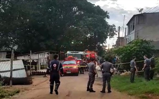 Um homem de 28 anos matou cinco pessoas e feriu uma na manhã desta segunda-feira (30), em Campinas (SP); para se vingar da família, o homem matou o pai, uma irmã, um vizinho, além de balear a ex-namorada e o atual companheiro dela - o homem faleceu no hospital; ao ser encontrado por policiais militares, o atirador se matou com um tiro na cabeça 