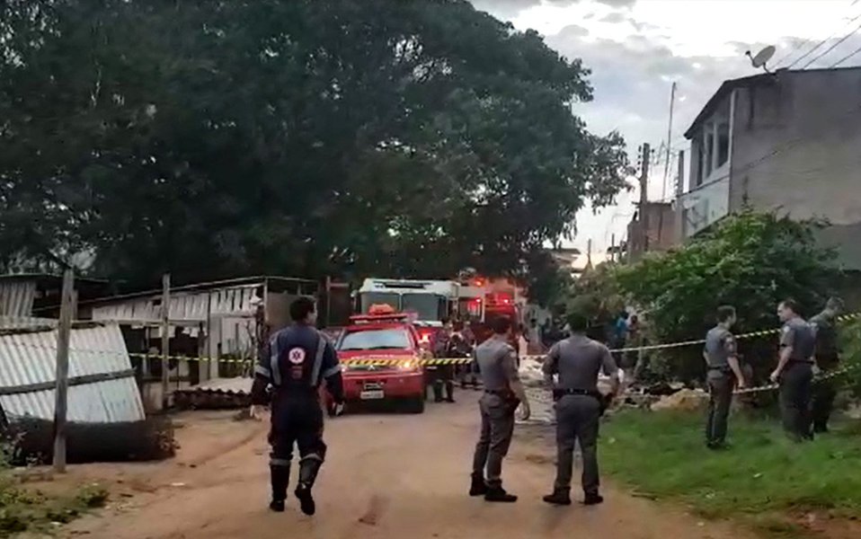 Um homem de 28 anos matou cinco pessoas e feriu uma na manhã desta segunda-feira (30), em Campinas (SP); para se vingar da família, o homem matou o pai, uma irmã, um vizinho, além de balear a ex-namorada e o atual companheiro dela - o homem faleceu no hospital; ao ser encontrado por policiais militares, o atirador se matou com um tiro na cabeça 