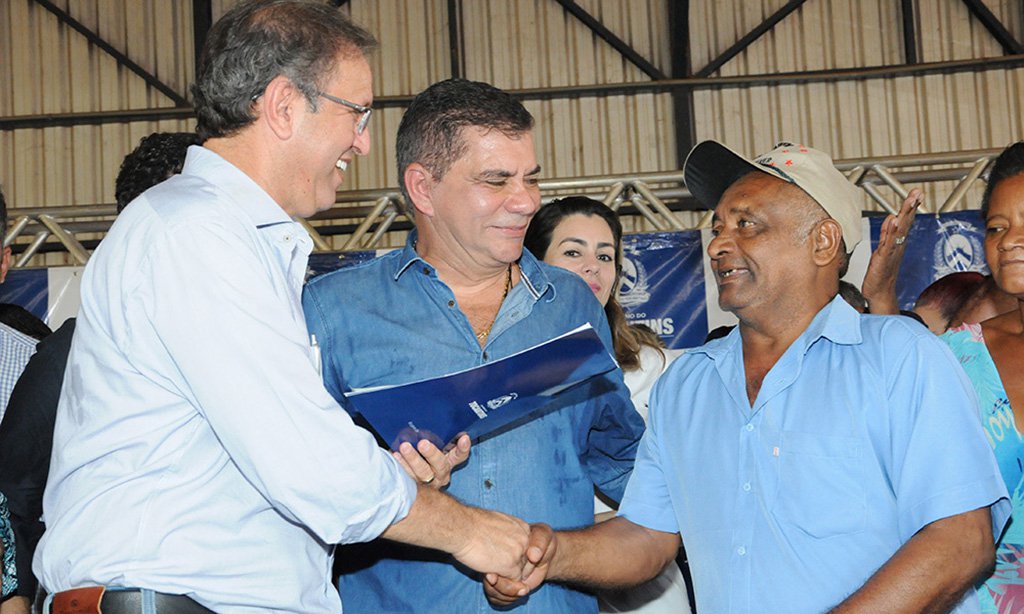 O governador do Tocantins, Marcelo Miranda, o prefeito de Palmas, Carlos Amastha, e outras autoridades entregaram certidões de imóveis a 3.500 famílias do Setor Jardim Taquari; os moradores passam a ser proprietários de fato e de direito dos imóveis do setor; "Posso dizer, com certeza, que estar aqui com as famílias para entregar as certidões dos imóveis é uma satisfação muito grande. Sei que foi uma longa e árdua trajetória e, hoje, é um dia histórico, pela luta de todos: tanto do poder público quanto da sociedade civil", disse Marcelo