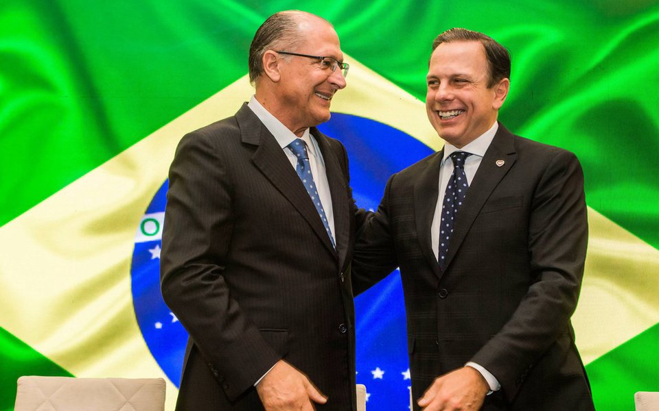 Propaganda partidária do PSDB paulista que será veiculada na próxima semana terá como estrela o governador de São Paulo, Geraldo Alckmin;  prefeito, João Doria, que disputa com Alckmin uma indicação para disputar a presidência da República em 2018, aparecerá apenas nas inserções municipais da capital paulista; "Sou amigo do João, mas ele precisa cuidar de São Paulo e esquecer da campanha eleitoral. A cidade está cheia de dificuldades, faltando dinheiro para todo mundo. O administrador de uma cidade do tamanho de um país precisa ficar nela", disse o  presidente estadual do PSDB, deputado estadual Pedro Tobias