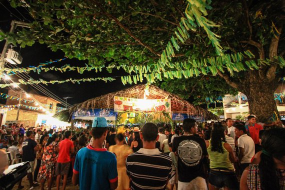 Forrozeiros, cantores, dançarinos e atrizes de Alagoas se reuniram, em Maceió, para protestar contra o fim a da programação de São João na capital; membros do Movimento Cultural de Alagoas (Mova) dizem que o cancelamento da festa foi uma ação autoritária; prefeitura explica que o cancelamento foi uma posição do governo municipal para que todos os recursos existentes sejam investidos na recuperação das áreas atingidas pela enchente