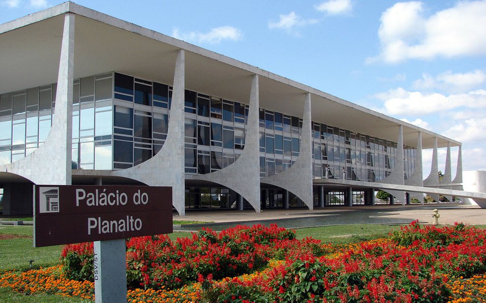 Uma mulher tentou entrar no Palácio do Planalto aos gritos de "Michel Temer eu te amo" e "Não quero morrer antes sem te ver". Ela foi barrada pela segurança posicionada.; mulher, que não foi identificada, passou mal e caiu ao chão, onde ficou por alguns minutos; após ser colocada em uma cadeira de rodas e levada para atendimento médico; ela ainda falou que os paramédicos estavam mentindo; "Vocês estão mentindo. Não vão me levar par encontrar o Temer", disse; incidente aconteceu durante o lançamento do Plano Agrícola e Pecuário 2017/2018