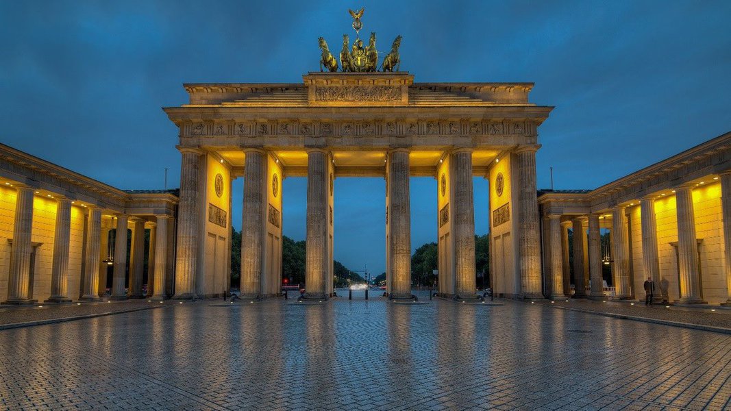 Uma das principais cidades da Europa, Berlim atrai viajantes do mundo todo pelo seu baixo custo em passagens aéreas e hospedagem em seus quase 800 hotéis; pode parecer pouco, mas 5 dias em Berlim são suficientes para conhecer vários pontos turísticos, pois eles estão próximos uns dos outros; confira cinco dicas sobre a capital alemã