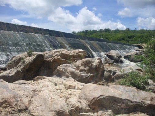 Os açudes Acaraú Mirim, no município de Massapê, Caldeirões (Saboeiro), Valério (Altaneira), São Pedro Timbaúba (Miaríma) e Maranguapinho (Maranguape) são as barragens que já ultrapassaram a capacidade máxima de reservação. Até o momento, todos os 153 açudes do Estado que são monitorados pela Companhia de Gestão dos Recursos Hídricos (Cogerh) somam 10,2% do volume total.
