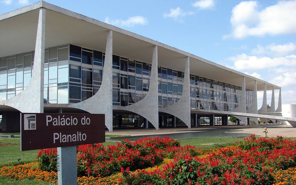 Uma mulher tentou entrar no Palácio do Planalto aos gritos de "Michel Temer eu te amo" e "Não quero morrer antes sem te ver". Ela foi barrada pela segurança posicionada.; mulher, que não foi identificada, passou mal e caiu ao chão, onde ficou por alguns minutos; após ser colocada em uma cadeira de rodas e levada para atendimento médico; ela ainda falou que os paramédicos estavam mentindo; "Vocês estão mentindo. Não vão me levar par encontrar o Temer", disse; incidente aconteceu durante o lançamento do Plano Agrícola e Pecuário 2017/2018