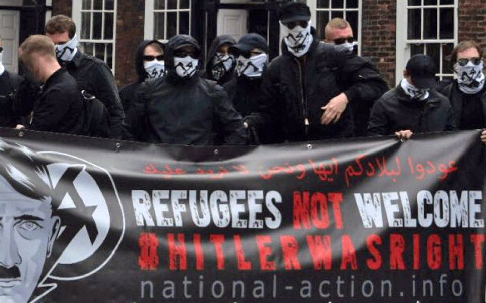 Polícia britânica prendeu quatro homens, incluindo soldados em serviço, sob suspeita de participar de um grupo banido de extrema-direita, o Ação Nacional, e de planejar atos terroristas;; organização neonazista se tornou o primeiro grupo de extrema-direita a ser banido no Reino Unido no último ano, depois do assassinato da parlamentar Jo Cox, cuja morte o grupo enalteceu