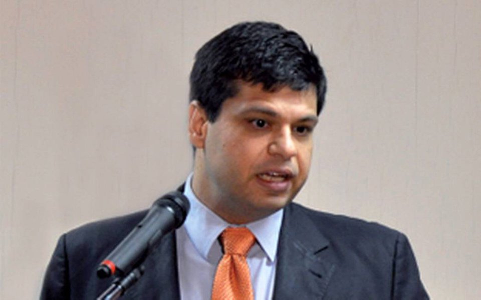 A OAB oficializou a suspensão do registro profissional do ex-procurador do MPF Marcelo Miller; a medida cautelar tem prazo de 90 dias e foi tomada após esclarecimentos prestados pelo ex-procurador sobre a suspeita de atuação em favor do grupo J&amp;F, quando ainda estava no MPF, disse o presidente do Conselho Nacional da OAB, Claudio Lamachia; "Se ficar provado, houve um exercício da advocacia de forma irregular, enquanto ele ainda era membro do Ministério Público"; segundo o procurador Rodrigo Janot, Miller atuou em favor do grupo J&amp;F durante o período em que trabalhou como procurador, no MPF