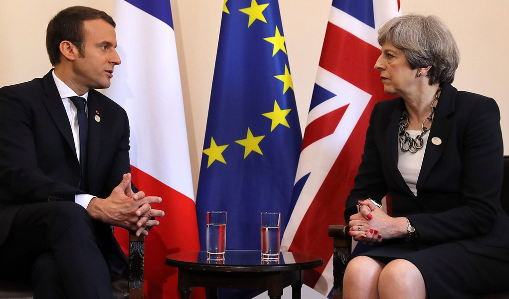 Primeira-ministra do Reino Unido, a conservadora Theresa May, assegurou nesta terça-feira que as negociações com a União Europeia (UE) sobre a saída do Reino Unido do bloco começarão na próxima semana, como estava previsto; "Quero que comecem na semana que vem (as conversas). Encontraremos um acordo que seja do interesse do Reino Unido, mas também dos outros 27 países-membros da UE", disse May após se encontrar no Palácio do Eliseu, em Paris, com o presidente da França, Emmanuel Macron