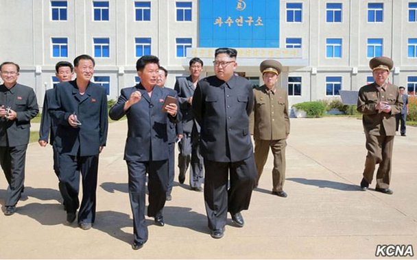 Coreia do Norte disse que pode testar uma bomba de hidrogênio sobre o oceano Pacífico, depois que o presidente dos Estados Unidos, Donald Trump, se comprometeu a destruir o recluso país, e o líder norte-coreano, Kim Jong Un, prometeu fazer com que Trump pague caro por suas ameaças; ministro de Relações Exteriores de Kim, Ri Yong Ho, disse que a Coreia do Norte irá considerar o teste de uma bomba de hidrogênio de escala sem precedentes sobre o oceano Pacífico