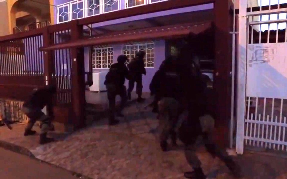 A Polícia Civil do Distrito Federal deflagrou a Operação Império e desmantelou uma organização criminosa suspeita de tráfico interestadual de travestis para exploração sexual; pelo menos dez cafetinas, que também são travestis, foram presas; uma está foragida; nas casas onde as vítimas eram "abrigadas", onde foram encontrados revólveres, facas, "muitas drogas", anabolisantes e dinheiro, segundo a delegada Elisabete Morais, responsável pelas investigações