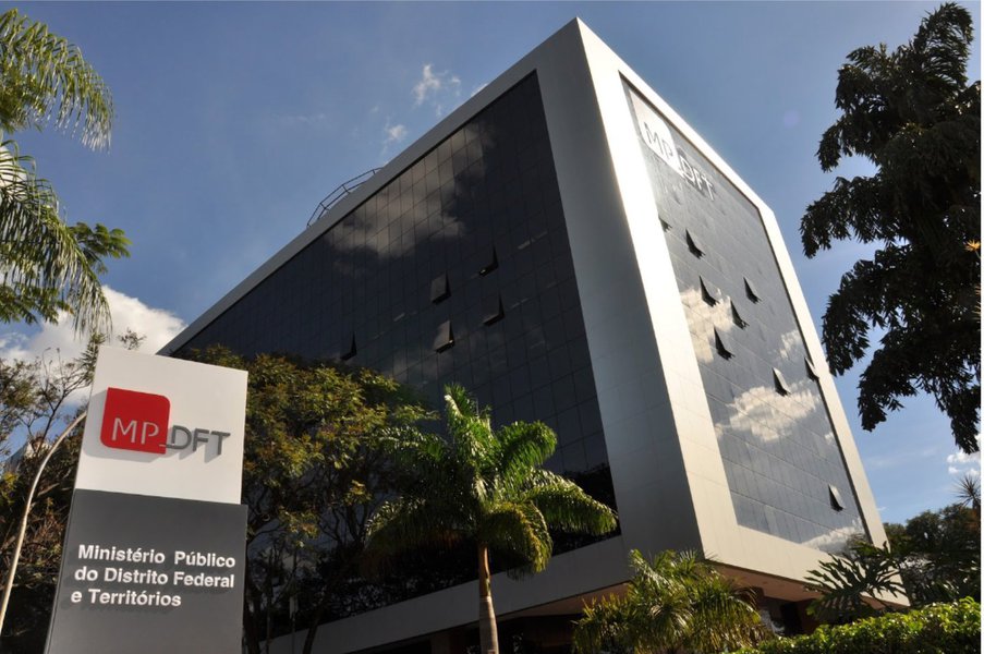 O Ministério Público denunciou 13 pessoas à Justiça suspeitas de articularem a contratação da Organização Social (OS) Cruz Vermelha de Petrópolis pela Secretaria de Saúde do Distrito Federal; o grupo é acusado de dispensa de licitação, lavagem de dinheiro e peculato; pela legislação, os crimes preveem até 27 anos de prisão; um dos suspeitos também é acusado de falsificação de documento público