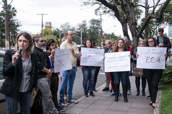 "Se nos calamos, somos coniventes. Se denunciamos, somos alienadoras", resumia, em poucas palavras, um cartaz de uma das participantes da manifestação de mães e mulheres diante do Tribunal de Justiça, contra aplicação da Lei de Alienação Parental (LAP), que tinha o espírito de, em casos de separação, manter o convívio de pais e mães com as crianças fruto da relação; mães denunciam que, na prática, está sendo usada para silenciar relatos de abuso sexual e manter o contato de vítimas com seus abusadores