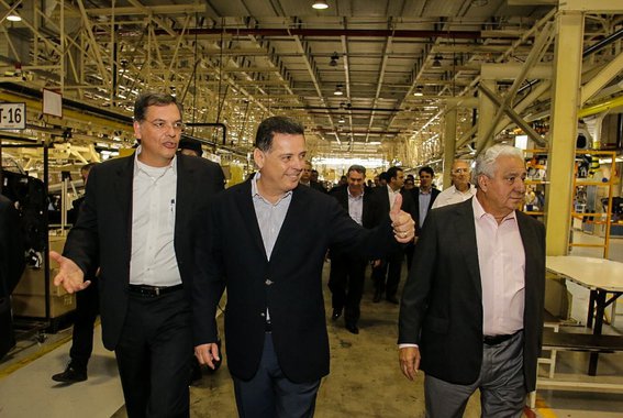 Neste final de ano, o governador Marconi se empenhou e conseguiu êxito na atração de duas montadoras para Goiás; a Caoa-Chery vai operar em Anápolis, com investimento de R$ 5 bilhões a expectativa é a geração de 5 mil empregos; na cidade, a Caoa já monta veículos das Hyundai; em Itumbiara, a JAC colocará em prática seu plano de reestruturação no País; na primeira fase de operação serão fabricados o crossover T40 e o SUV compacto T5; a meta é produzir 35 mil veículos por anos na cidade do Sul do Estado