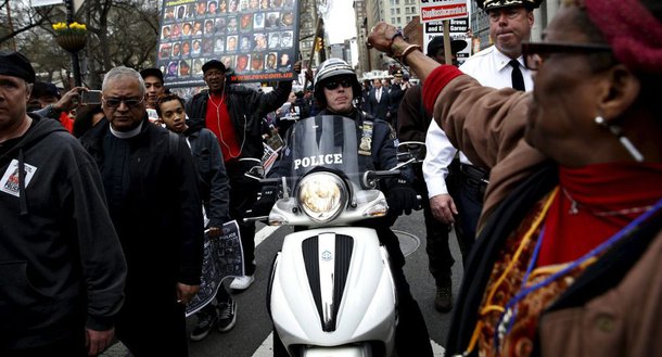 Agentes da Imigração dos EUA prenderam centenas de imigrantes sem documentos durante esta semana em várias batidas policiais organizadas em diferentes cidades e estados do país, segundo relata o Washington Post