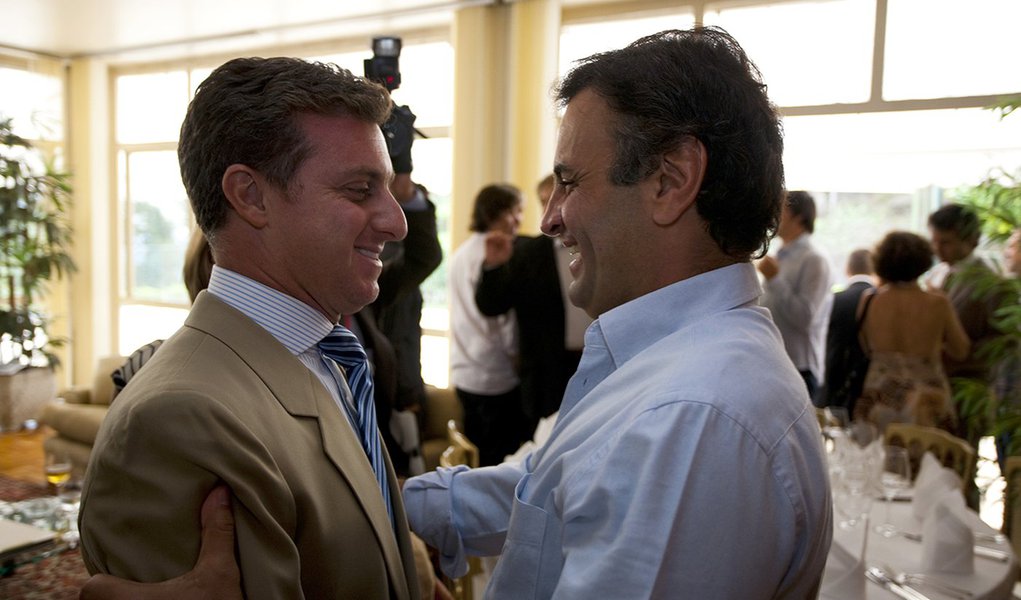 Questionado pela Folha sobre o escândalo envolvendo seu amigo, o senador afastado Aécio Neves (PSDB-MG), o apresentador da TV Globo respondeu: "Que atire a primeira pedra quem nunca se surpreendeu negativamente ou se decepcionou com um amigo"; depois da delação do empresário da JBS, que atingiu Aécio em cheio, e levou à prisão sua irmã e seu primo, Huck deletou as fotos com o tucano que tinha nas redes sociais