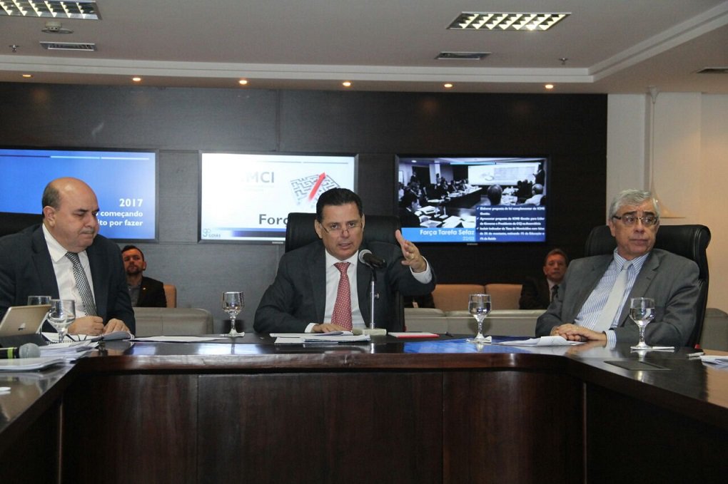 Ao coordenar na tarde de hoje mais uma reunião de força tarefa do programa Goiás Mais Competitivo e Inovador (GMCI), o governador Marconi Perillo afirmou que, ainda neste ano, mais 4,4 mil operadores de Segurança Pública estarão nas ruas; eles foram aprovados no último concurso da Polícia, e serão convocados a partir de agosto. São 2,5 policiais militares, 500 policiais civis, 300 bombeiros e 1.100 agentes prisionais; na reunião, o governador, o secretário de Segurança Pública, Ricardo Balestreri, e o secretário de Gestão e Planejamento, Joaquim Mesquita, reiteraram esforços para que em setembro seja lançado o edital do novo concurso público para contratação de 2.000 policiais militares