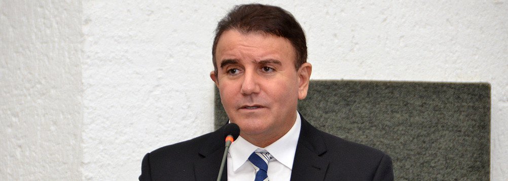 O deputado estadual Eduardo Siqueira Campos (DEM) afirmou, em nota, que a inclusão do seu nome nas investigações ocorreu por fatores políticos, apenas para afetar seu desempenho eleitoral;  “Estou aliviado por ter sido ouvido e convicto de que o final do processo será para mim a resposta definitiva a quem tentou retirar-me da vida pública pela via da mentira e do ataque a honra. A mentira tem pernas longas, ao contrário do que afirma o ditado popular, mas a verdade sempre prevalecerá”, disse.  A Polícia Federal deflagrou a Operação “Naum” para desarticular uma suposta organização criminosa que operou um esquema de fraudes em aplicações do Igeprev Tocantins; Siqueira presidiu o conselho de administração do instituto na última gestão do governo Siqueira Campos. 
