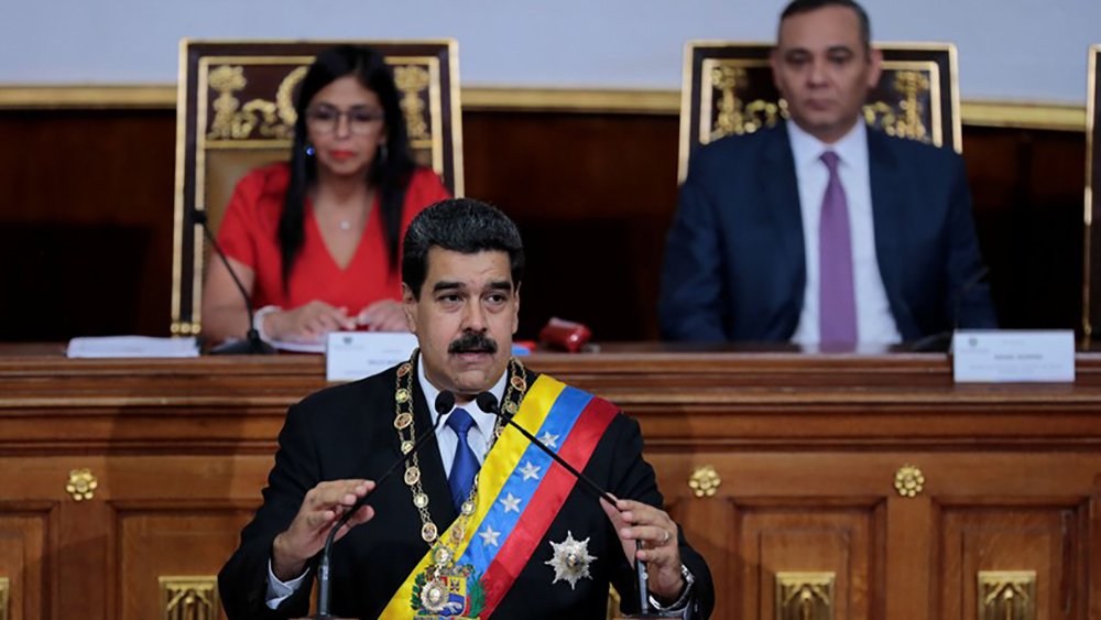 Durante sessão especial da Assembleia Nacional Constituinte, o presidente da Venezuela Nicolas Maduro anunciou medidas que terão impactos imediatos na economia do país; Maduro apresentou uma lei que vai taxar grandes fortunas e investigar casos de enriquecimento ilícito no país. "Vamos investigar o surgimento de grande fortunas construídas durante o período da guerra econômica que vivemos há quatro anos", destacou; Maduro também fez anúncios que começam a vigorar já nessa sexta-feira (8), como o reajuste do salário mínimo no valor de 40%; aumento também será repassado a todas as categorias do funcionalismo público