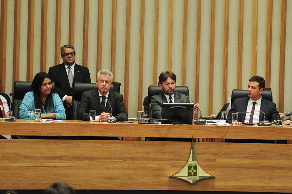 O governador do Distrito Federal, Rodrigo Rollemberg, afirmou que, se o projeto de lei para unificar os fundos de previdência dos servidores públicos à Câmara Legislativa do Distrito Federal, "for aprovado, Brasília não ouvirá mais a palavra crise [instaurada no DF desde 2015]"; a Casa deve votar o proposta até a próxima terça (29)