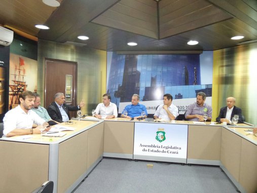 As principais lideranças do Partido dos Trabalhadores no Ceará trabalham com a hipótese de uma relativa facilidade na reeleição do governador Camilo Santana, em 2018 e a preocupação principal é a manutenção da vaga no Senado e a ampliação das bancadas parlamentares, além da candidatura de Lula à presidente. Ontem (30), o presidente do PT Ceará, De Assis Diniz esteve reunido com parlamentares e outros pré-candidatos. As discussões giraram em torno, principalmente, da formação das chapas proporcionais e da política de alianças