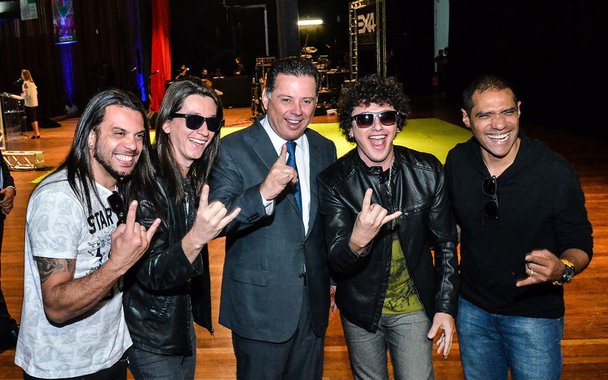 Goiás é o Estado que mais investe, democratiza e valoriza a Cultura. A afirmação do governador Marconi Perillo, durante lançamento, ontem, da 18ª edição do Canto da Primavera, na cidade de Pirenópolis, é confirmada pelo valor de investimentos no setor neste ano; são R$ 62,4 milhões destinados a fundos, leis de incentivo, programas, festivais e formação artística, o maior montante já disponibilizado para a área; “Sempre valorizei e amei a cultura. É um compromisso sagrado que eu tenho”, declarou o governador; maior parte dos investimentos é aportada pelos dois principais programas de fomento à Cultura em Goiás: o Fundo de Arte e Cultura (FAC) e o Programa Estadual de Incentivo à Cultura