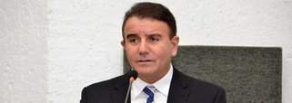 O deputado estadual Eduardo Siqueira Campos (DEM) afirmou, em nota, que a inclusão do seu nome nas investigações ocorreu por fatores políticos, apenas para afetar seu desempenho eleitoral;  “Estou aliviado por ter sido ouvido e convicto de que o final do processo será para mim a resposta definitiva a quem tentou retirar-me da vida pública pela via da mentira e do ataque a honra. A mentira tem pernas longas, ao contrário do que afirma o ditado popular, mas a verdade sempre prevalecerá”, disse.  A Polícia Federal deflagrou a Operação “Naum” para desarticular uma suposta organização criminosa que operou um esquema de fraudes em aplicações do Igeprev Tocantins; Siqueira presidiu o conselho de administração do instituto na última gestão do governo Siqueira Campos. 