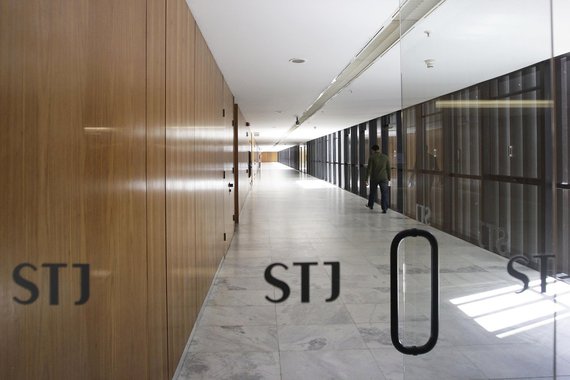 A 3ª Turma do Superior Tribunal de Justiça (STJ) condenou o ex-ministro de Comunicações Franklin Martins e o jornalista e editor da revista Brasília em Dia, Marcone Formiga, a pagarem uma multa no valor de R$ 300 mil por ofensas proferidas contra o senador Fernando Collor (PTC/AL); o processo se arrastava há mais de 12 anos; não é a primeira vez que a Justiça condenou jornalistas e revistas a multas vultosas em questões contra o senador