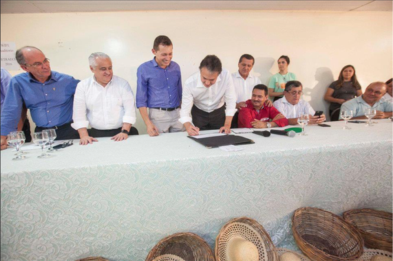 O governador Camilo Santana (PT) assinou nesta quinta-feira (30) a liberação de R$ 6,1 milhões para obras que beneficiarão agricultores do Ceará. Os recursos serão destinados à construção de poços profundo e ao apoio de feiras regionais no Interior, além da Feira Estadual de Agricultura Familiar