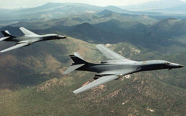 Forças Armadas dos Estados Unidos sobrevoaram a Península Coreana com dois bombardeiros B-1B Lancer da Força Aérea no final da terça-feira (horário local), em meio às elevadas tensões por contas dos programas nuclear e de mísseis da Coreia do Norte;  bombardeiros B-1B foram escoltados por dois caças F-15K da Coreia do Sul depois de deixarem sua base em Guam, avões realizaram exercícios ar-terra nas águas da costa leste da Coreia do Sul, depois voaram para águas entre a Coreia do Sul e a China para repetir o exercício