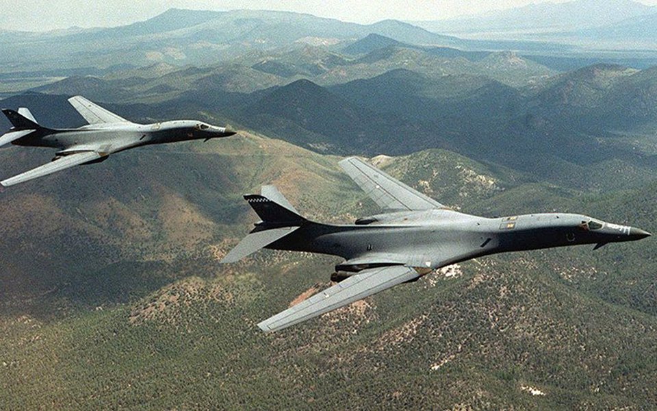 Forças Armadas dos Estados Unidos sobrevoaram a Península Coreana com dois bombardeiros B-1B Lancer da Força Aérea no final da terça-feira (horário local), em meio às elevadas tensões por contas dos programas nuclear e de mísseis da Coreia do Norte;  bombardeiros B-1B foram escoltados por dois caças F-15K da Coreia do Sul depois de deixarem sua base em Guam, avões realizaram exercícios ar-terra nas águas da costa leste da Coreia do Sul, depois voaram para águas entre a Coreia do Sul e a China para repetir o exercício
