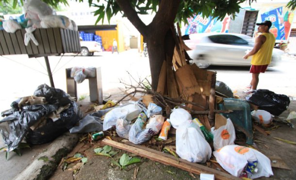 Em diversos bairros da Capital, os sacos de lixo estão expostos nas ruas e avenidas há quase uma semana; a Comurg, companhia municipal responsável pela coleta, vive uma crise de infraestrutura há anos e as gestões mais recentes foram marcadas por denúncias de corrupção; nos bastidores da prefeitura, fala-se numa terceirização do serviços; Comurg tem hoje cerca de 6,1 mil servidores