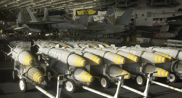 No arsenal dos EUA se observa uma falta de reservas de bombas de menor diâmetro e de mísseis ar-ar Raytheon AIM-9X e AIM-120D; o Comando do Pacífico norte-americano está enviando as bombas para o Comando Central que supervisiona a campanha de ataques aéreos no Iraque, Síria e Afeganistão; o chefe do Comando do Pacífico, almirante Harry Harris, disse em 26 de abril perante a Comissão de Forças Armadas da Câmara dos Representantes que se trata de armas "de rotina", mas necessárias