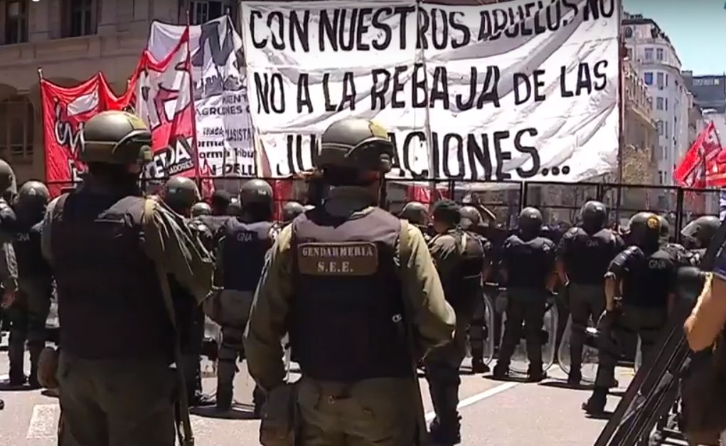 Assim como no Brasil, a Reforma Trabalhista causa conflitos na Argentina: manifestantes tentaram impedir a entrada dos parlamentares no Congresso para evitar que a sessão tivesse quórum; Macri, o Temer argentino, quer mudar as regras do tempo necessário para a aposentadoria e quer realizar cortes em pensões e aposentadorias; nos arredores do Congresso, há repressão contra os manifestantes: a polícia enfrentou os protestos com bombas de gás lacrimogêneo e jatos de água colorida - para marcar os manifestantes