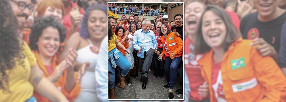 Ex-presidente visita nesta sexta-feira, 8, o campus de Nova Iguaçu da Universidade Federal Rural do Rio de Janeiro; Lula voltou a denunciar o desmonte da educação pública promovido pelo governo de Michel Temer e posou com estudantes fazendo novamente o gesto conhecido como "sarrada no ar", que viralizou nas redes sociais na caravana pelo Nordeste; "Ainda hoje temos proporcionalmente menos jovens na universidade do que o Chile. Isso demonstra o descaso que a elite brasileira sempre teve com seu povo", discursou; para Lula, o que está acontecendo com o Brasil é como se fosse uma cirurgia; assista