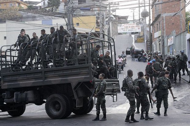 Os 15 meses das forças armadas na ocupação do complexo da Maré custaram R$ 600 milhões aos cofres públicos. Os gastos no complexo do Alemão, em menos de dois anos de ocupação pelas mesmas forças armadas, somaram meio bilhão de reais. Pergunto, algo mudou?