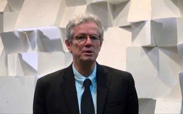 O New Development Bank (NDB), o banco dos Brics, decidiu demitir o economista brasileiro Paulo Nogueira Batista Jr. da vice-presidência da instituição; demissão ocorreu após a abertura de processo disciplinar, a pedido do Brasil, que questionava a violação do código de conduta de executivos do banco, que proíbe a manifestação de opinião sobre a política interna dos países membros; principal motivo foram artigos publicados pelo economista. Em abril do ano passado, em artigo em "O Globo", Batista Jr. afirmara que o processo que levou ao impeachment de Dilma foi um golpe