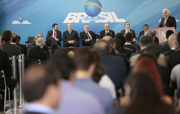 Com a promessa de oferecer R$ 20 bilhões em crédito até agosto de 2018 para pequenos e médios empreendimentos, o BNDES lançou a linha BNDES Giro; presidente do Sebrae, Guilherme Afif Domingos alertou para a importância de se atender à necessidade de financiamento dos pequenos negócios, já que mais de 80% das micro e pequenas empresas não têm acesso a crédito; “Para o BNDES, pequenos são aqueles que faturam até R$ 90 milhões e, para nós, que seguimos a Lei Geral da Micro e Pequena Empresa, o teto é de R$ 3,6 milhões ao ano. Dinheiro para empresários desse porte significa geração de emprego e renda para o país. Estamos juntos por esse objetivo”, disse 