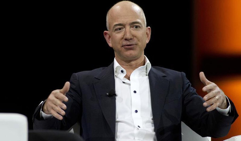 Jeff Bezos se tornou o segundo homem na história a ter mais de US$ 100 bilhões (após Bill Gates bater essa marca por pouco tempo na virada do milênio); o atual homem mais rico do mundo é fundador da Amazon e registrou um aumento de aproximadamente US$ 35 bilhões em seu patrimônio somente este ano