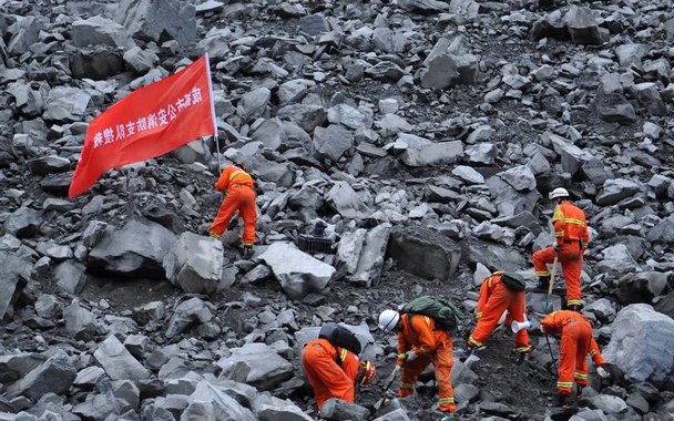 Equipes de resgate no sudoeste da China retiraram corpos de pilhas de rochas e lama neste domingo enquanto procuravam por 93 desaparecidos após um deslizamento que soterrou um vilarejo montanhês, com alguns moradores perdendo a esperança de encontrar sobreviventes; um enorme deslizamento atingiu a vila de Xinmo, na montanhosa província de Sichuan, no amanhecer do sábado